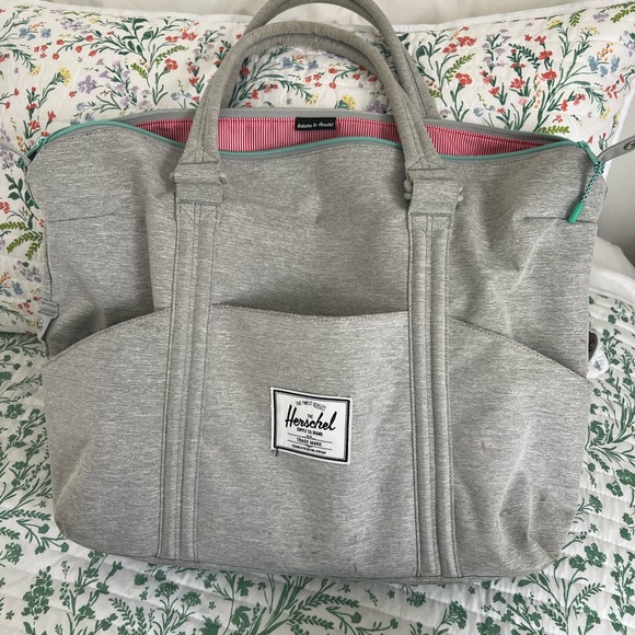 Herschel Diaper Bag with changing pad and shoulder strap - Picture 5 of 6